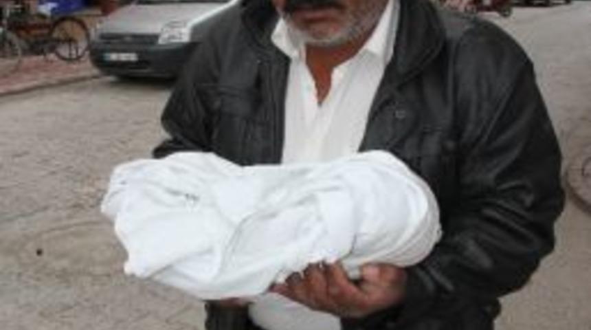 "hediye" Bebeği Anne S&uuml;t&uuml; &Ouml;ld&uuml;rd&uuml;