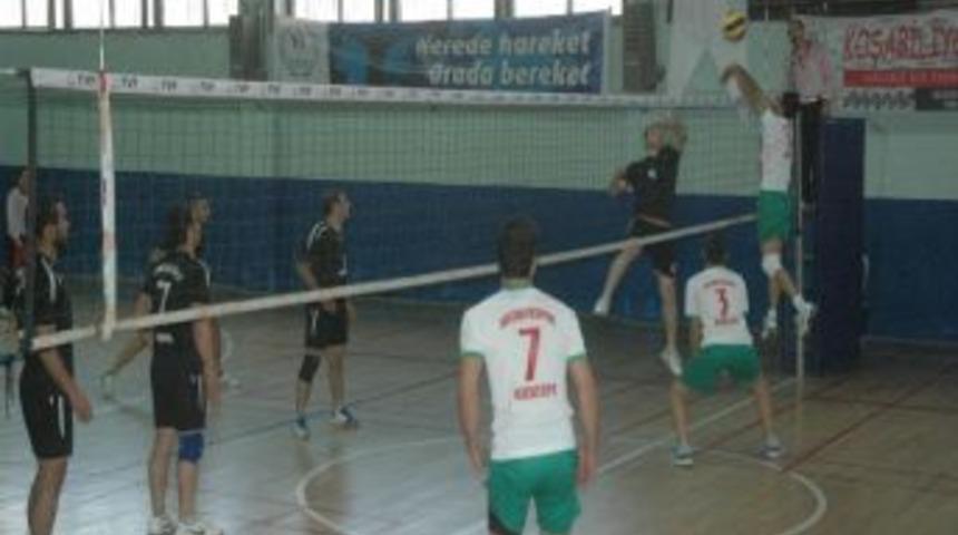 Hakkari Voleybol Takımı Evinde 3-0 Yenildi