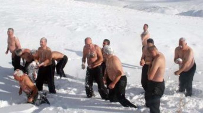 Erciyes Kar Kaplanları Mevsimin Ilk Kar Banyosunu Eksi 10 Derecede Yaptılar