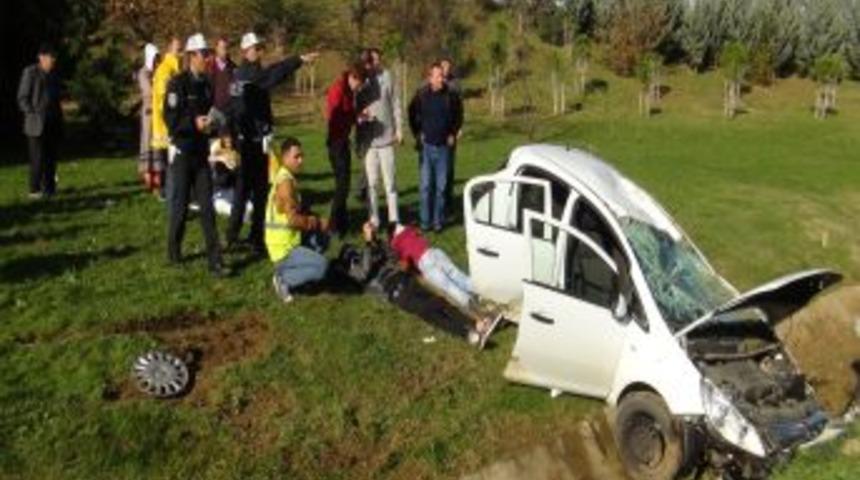 Otomobil Su Kanalına U&ccedil;tu: 4 Yaralı