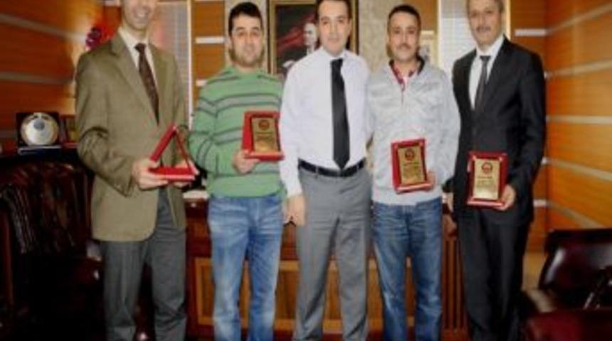 Giresun&rsquo;un G&uuml;ce İl&ccedil;esinde Yapılacak Olan 75 Konutluk Toki Projesine Emeği Ge&ccedil;enleri Kaymakam Plaketle &Ouml;d&uuml;llendirdi