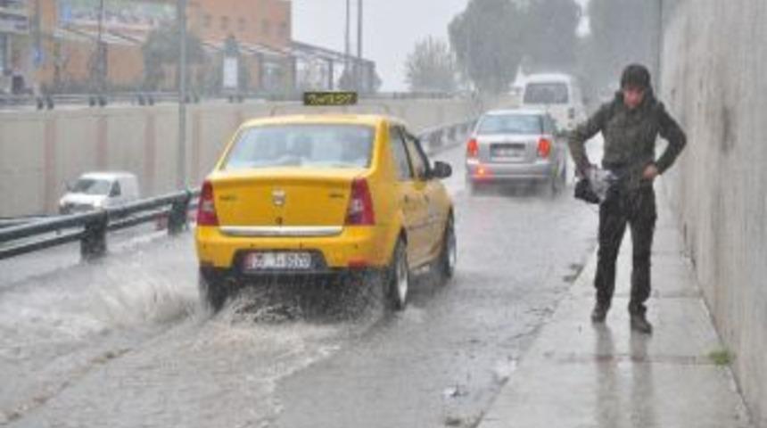 İzmir&rsquo;de Yağmur Etkisini Artırdı