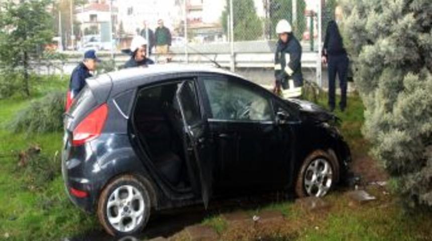 Virajı Alamayan Kadın S&uuml;r&uuml;c&uuml;n&uuml;n Otomobili, Alev Aldı