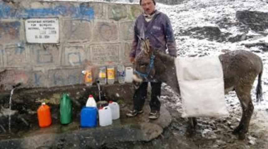 Doğuda Kış: Şebeke Suları Donan K&ouml;yl&uuml;ler Evlerine Eşeklerle Su Taşıyor
