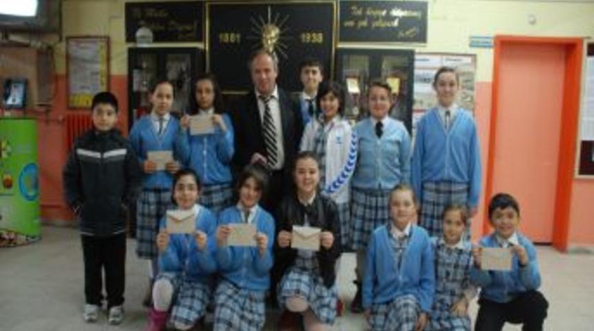 L&ouml;semili &Ouml;ğrenciye, Arkadaşları Ve Okulu Sahip &Ccedil;ıktı