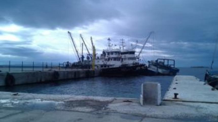 Balıkesir'de Şiddetli R&uuml;zgar Sebebiyle Tekneler Limanlara Sığındı