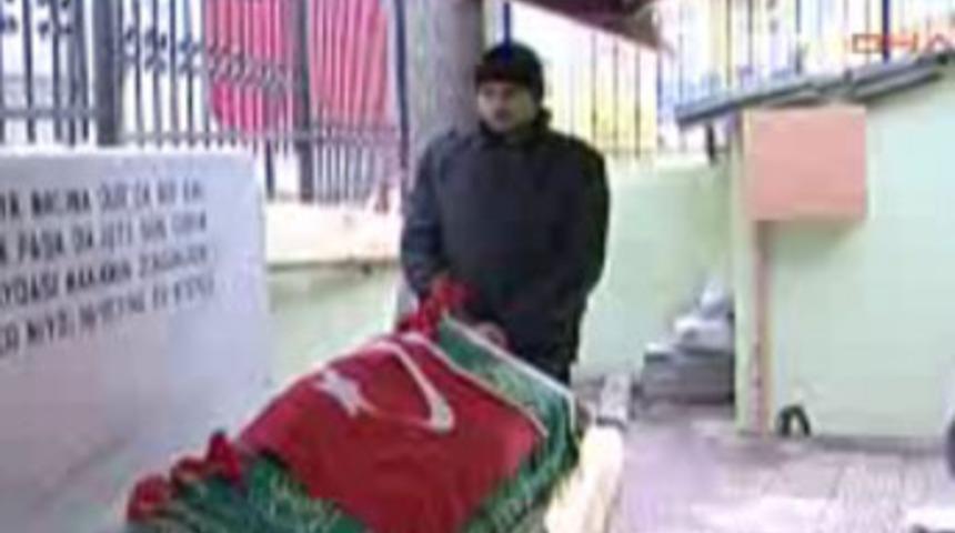 &Ccedil;atışmanın arasında kaldı, &ouml;ld&uuml;