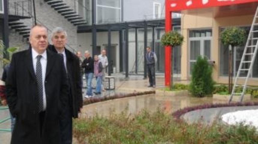 Başkan Erg&uuml;n Atat&uuml;rk Gen&ccedil;lik Merkezi&rsquo;ni İnceledi