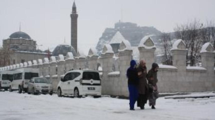 Doğuda Kış: Kars'ta &Ccedil;ok Sayıda K&ouml;y Yolu Ulaşıma Kapandı