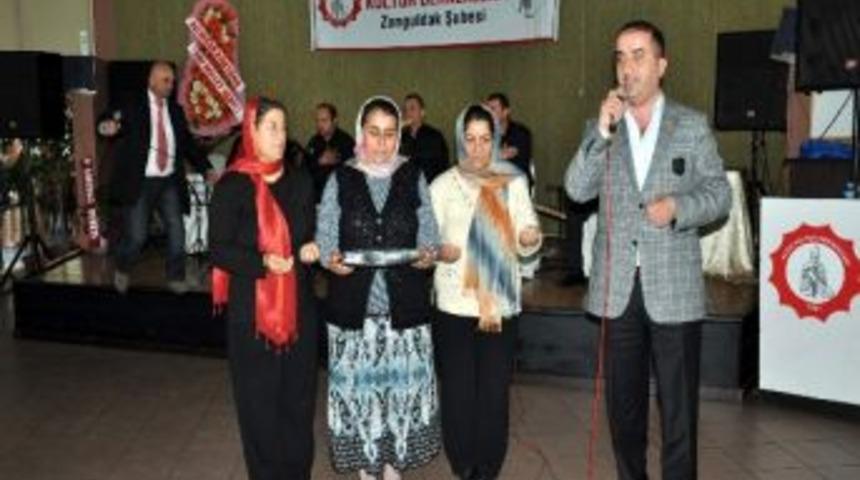 Alevi K&uuml;lt&uuml;r Derneği Aşure &Ccedil;orbası T&ouml;reni D&uuml;zenledi