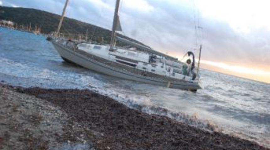 Fırtınanın Etkisiyle Tekne Karaya Oturdu