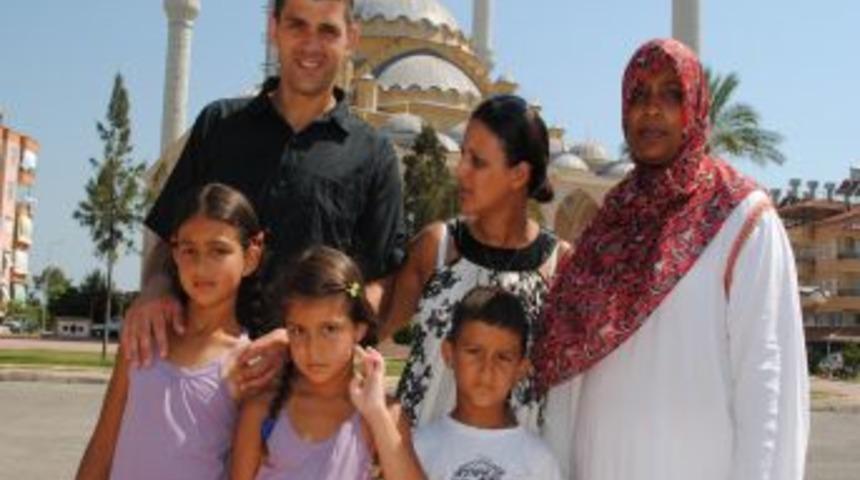 Avrupa'da Yaşayan M&uuml;sl&uuml;manlar, Inan&ccedil; Turu Kapsamında Camileri Ziyaret Ediyor