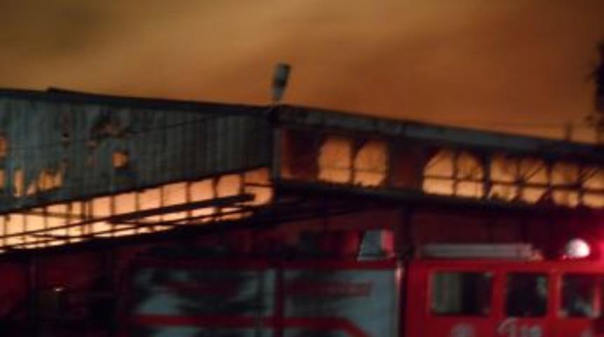 Sultangazi'de Fabrika Deposu Yandı