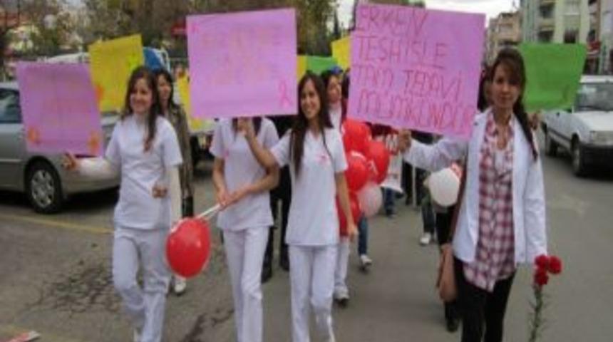 Hemşire Adayları Meme Kanserine Dikkat &Ccedil;ekmek İ&ccedil;in Pankartlı Y&uuml;r&uuml;y&uuml;ş Yaptı