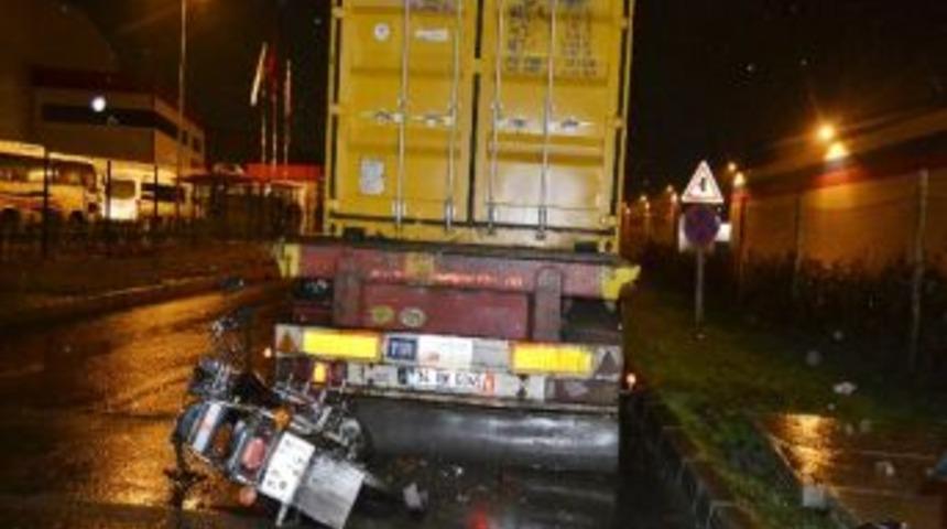 Motosiklet Tır&rsquo;a &Ccedil;arptı: 1 Yaralı