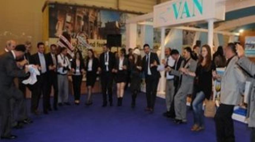 İzmirliler Van T&uuml;rk&uuml;leri İle Coştu