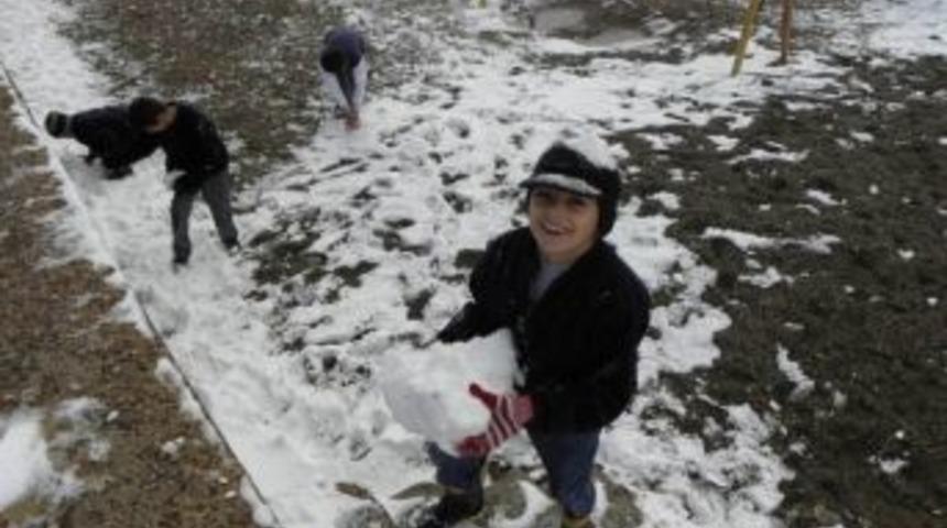 Tufanbeyli'de Kar, &Ccedil;ocukları Sevindirdi