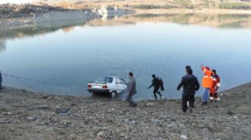 Otomobil baraja u&ccedil;tu