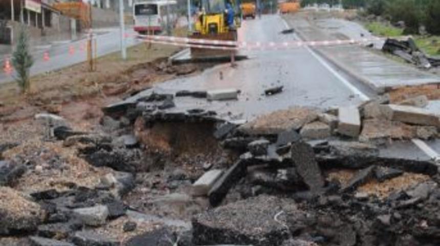 Yağmur İzmir&rsquo;i Fel&ccedil; Etti