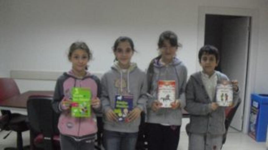 Geri D&ouml;n&uuml;ş&uuml;mde Duyarlı &Ouml;ğrenciler Kitap Kazandı