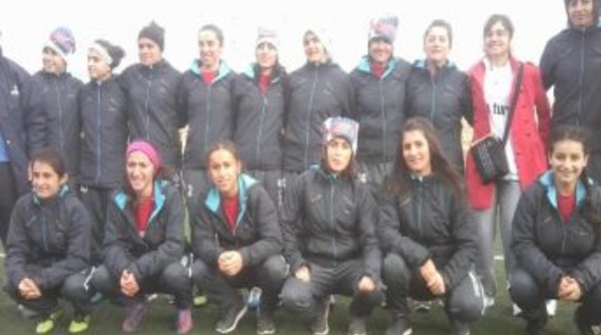 Hakkari Kız Futbol Takımı Rakiplerini Geride Bıraktı