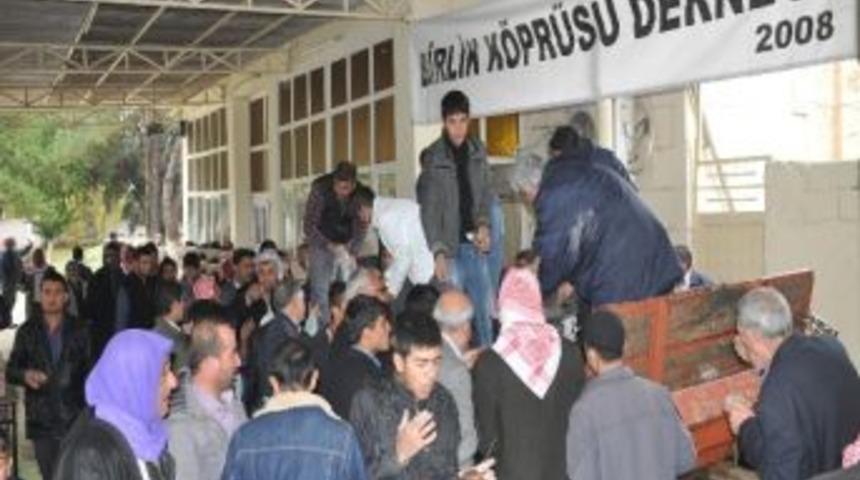 Birlik K&ouml;pr&uuml;s&uuml; Derneği Aşure Dağıttı