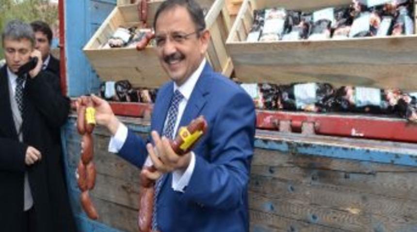 Kılı&ccedil;daroğlu&rsquo;ndan Kazandığı Parayla Sucuk Dağıttı