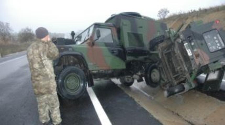 Askeri Ara&ccedil; Kayganlaşan Yoldan &Ccedil;ıktı: 2 Asker Yaralandı