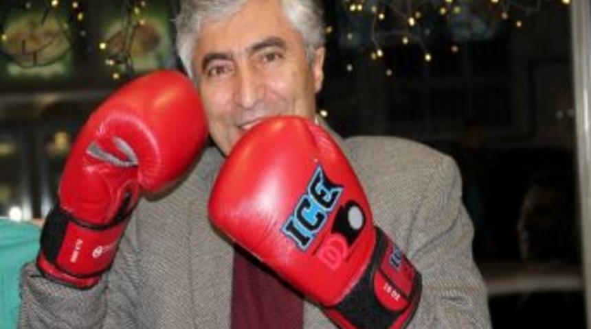 Ak Partili H&uuml;seyin Filiz'e Boks Eldiveni