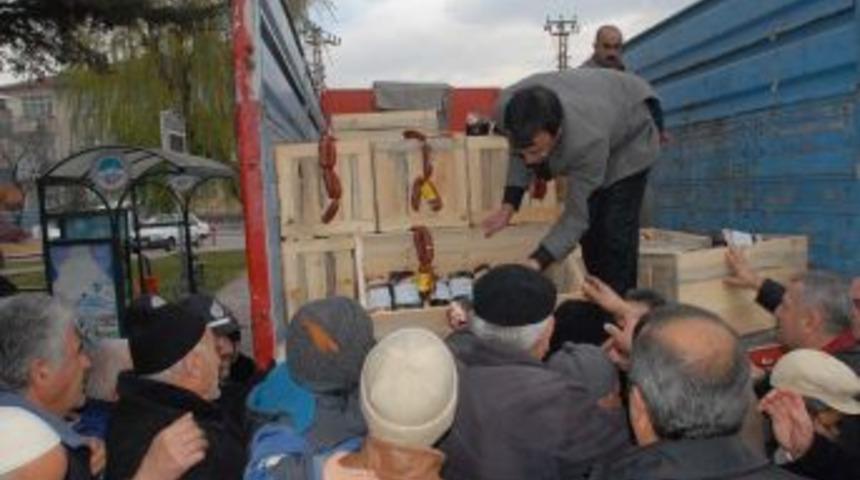 &Ouml;zhaseki, Kılı&ccedil;daroğlu'ndan Kazandığı Tazminatla 3 Bu&ccedil;uk Ton Sucuk Dağıttı