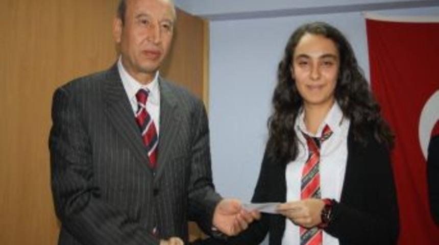 İnsan Haklarını En İyi Anlatan &Ouml;ğrenciler &Ouml;d&uuml;llendirildi