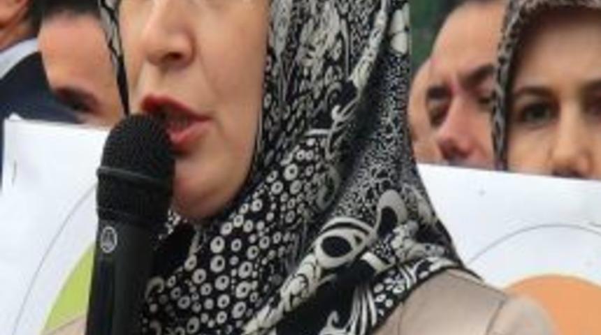 Kamudaki Baş&ouml;rt&uuml;s&uuml; Yasağı Protesto Edildi