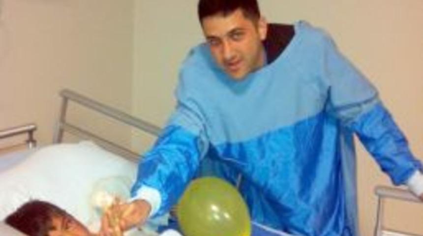 AK Partili Gen&ccedil;ler Esed'in Bombalarıyla Yaralanan &Ccedil;ocukları Ziyaret Etti