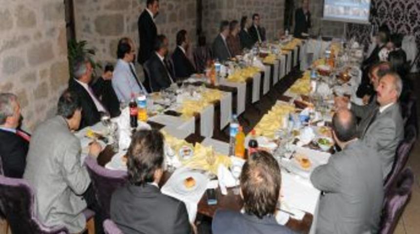 Belediye Başkanı G&uuml;mr&uuml;k&ccedil;&uuml;oğlu, Oda Başkanları Ile Buluştu