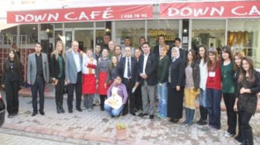 Ak Parti'liler Down Cafe'de Buluştu