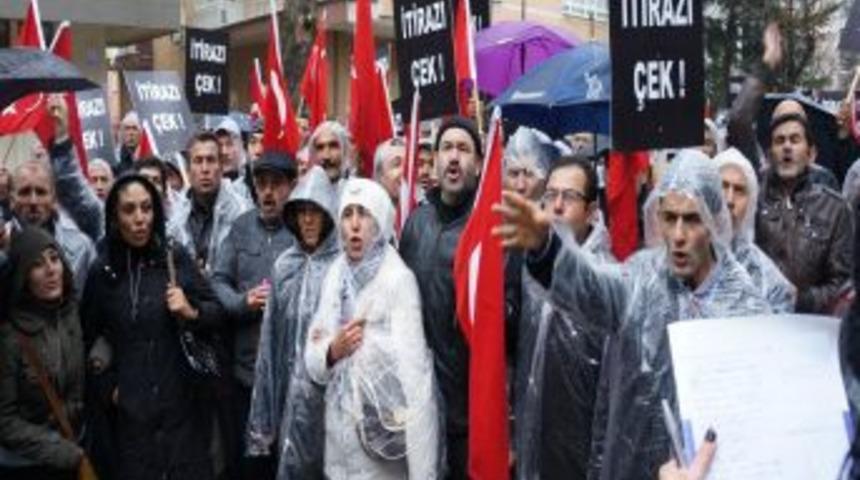 Tez-Koop-İş Sendikası &Ouml;n&uuml;nde 'yetki' Protestosu