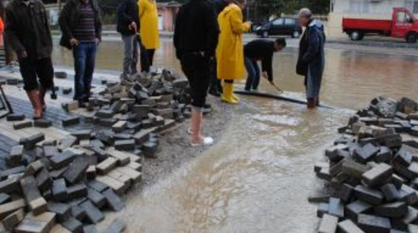 Manavgat'ta 3 Işyerini Su Bastı