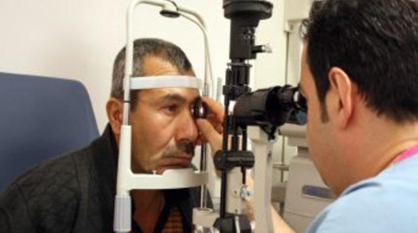 İnşaat Ustası Duvara &Ccedil;ivi &Ccedil;akarken, Az Kalsın G&ouml;z&uuml;nden Oluyordu