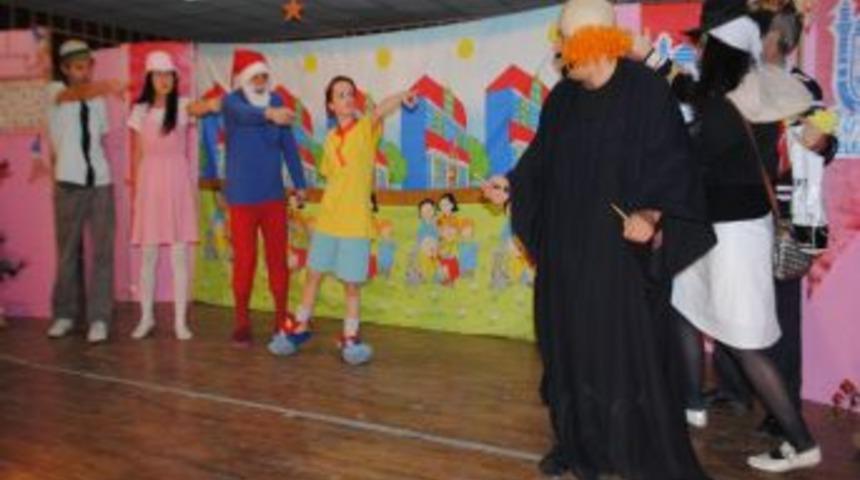 G&uuml;rsulu &Ouml;ğrenciler 'İyilik Kahramanları'nı Izledi