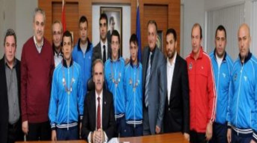 Başkan Altepe´den Şampiyon Güreşçilere Ödül