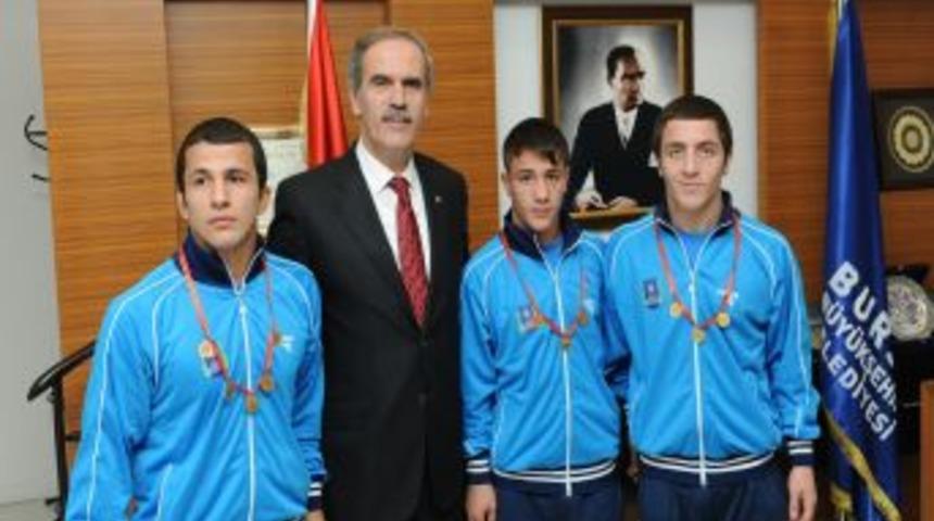 Şampiyon G&uuml;reş&ccedil;iler Altınla &Ouml;d&uuml;llendirildi