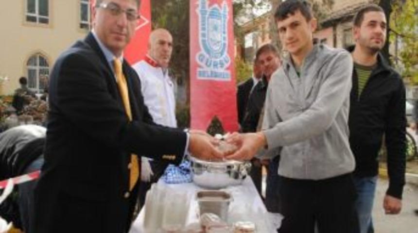 Başkan &Ouml;zc&uuml; Aşure Dağıttı