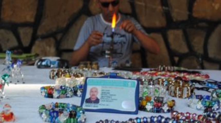 Çöpe Atılan Şişeleri Cam Takıya Dönüştürüyor