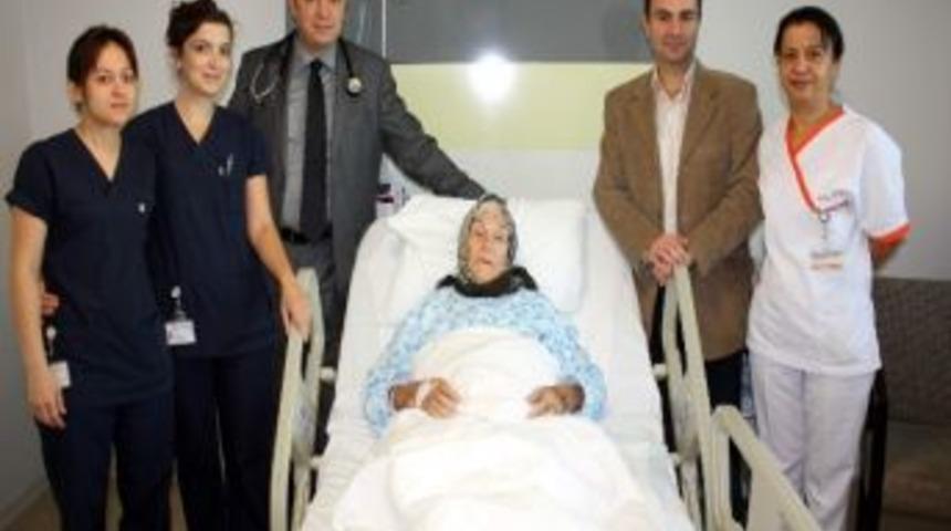 84 Yaşındaki Hastaya Evar Ameliyatı