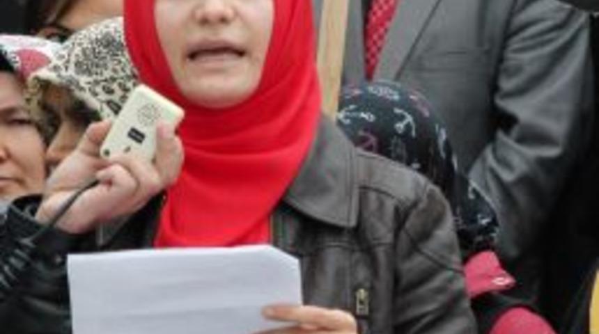 Eğitim Bir Sen &Uuml;yeleri Kamuda Baş&ouml;rt&uuml;s&uuml; Yasağının Kalkmasını I&ccedil;in Eylem Yaptı