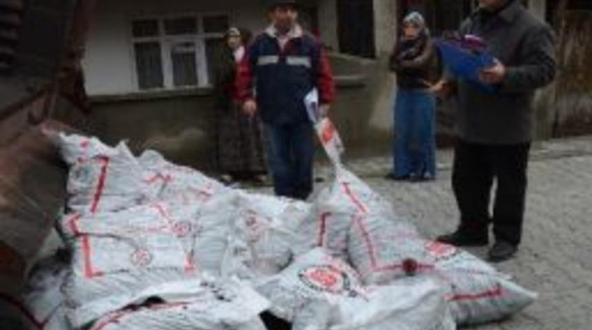 &Ccedil;orlu Sydv Yağmur Ve Soğuk Demeden K&ouml;m&uuml;r Dağıtıyor