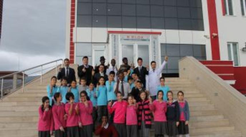 &Ouml;zel Ahi Koleji &Ouml;ğrencileri Kongolu Pop Star Ile Bir Araya Geldi