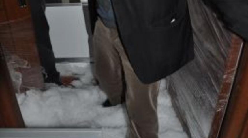 Apartmanın &uuml;&ccedil;&uuml;nc&uuml; katını dolu bastı