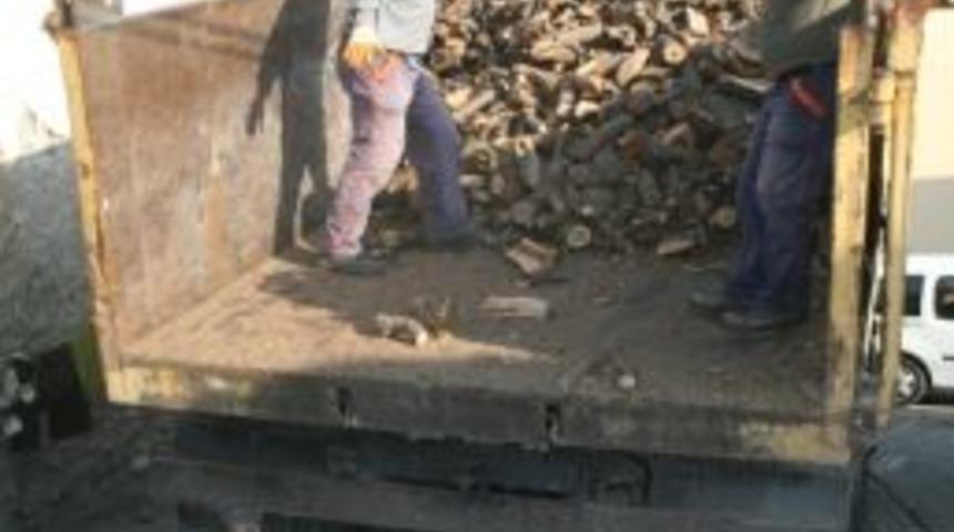 Sel&ccedil;uk'ta Belediyeden 900 Aileye Yakacak Yardımı