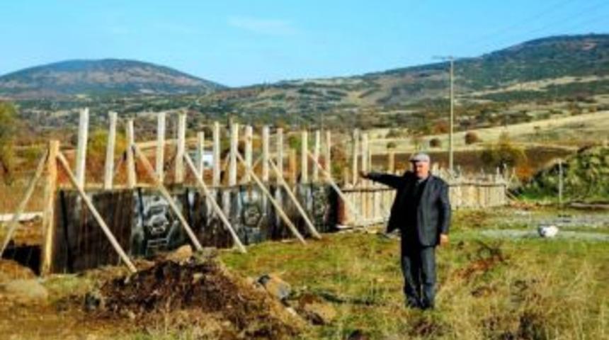 Sandal'ın Yeni Mezarlığı Perde Betonla &Ccedil;evriliyor&rlm;